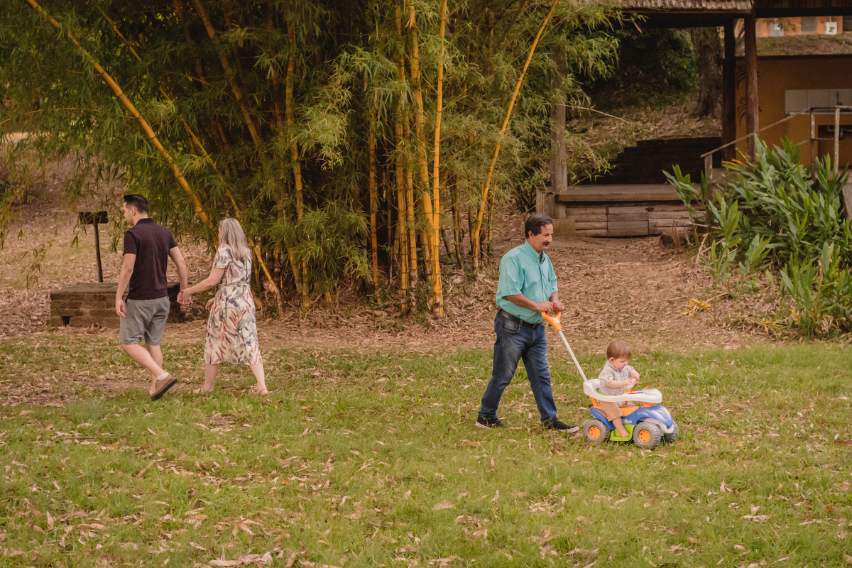 Pé na Terra | Lomba Grande | Novo Hamburgo - RS | Casal de Mãos dadas | Fotos com Vovô passeando com bebê