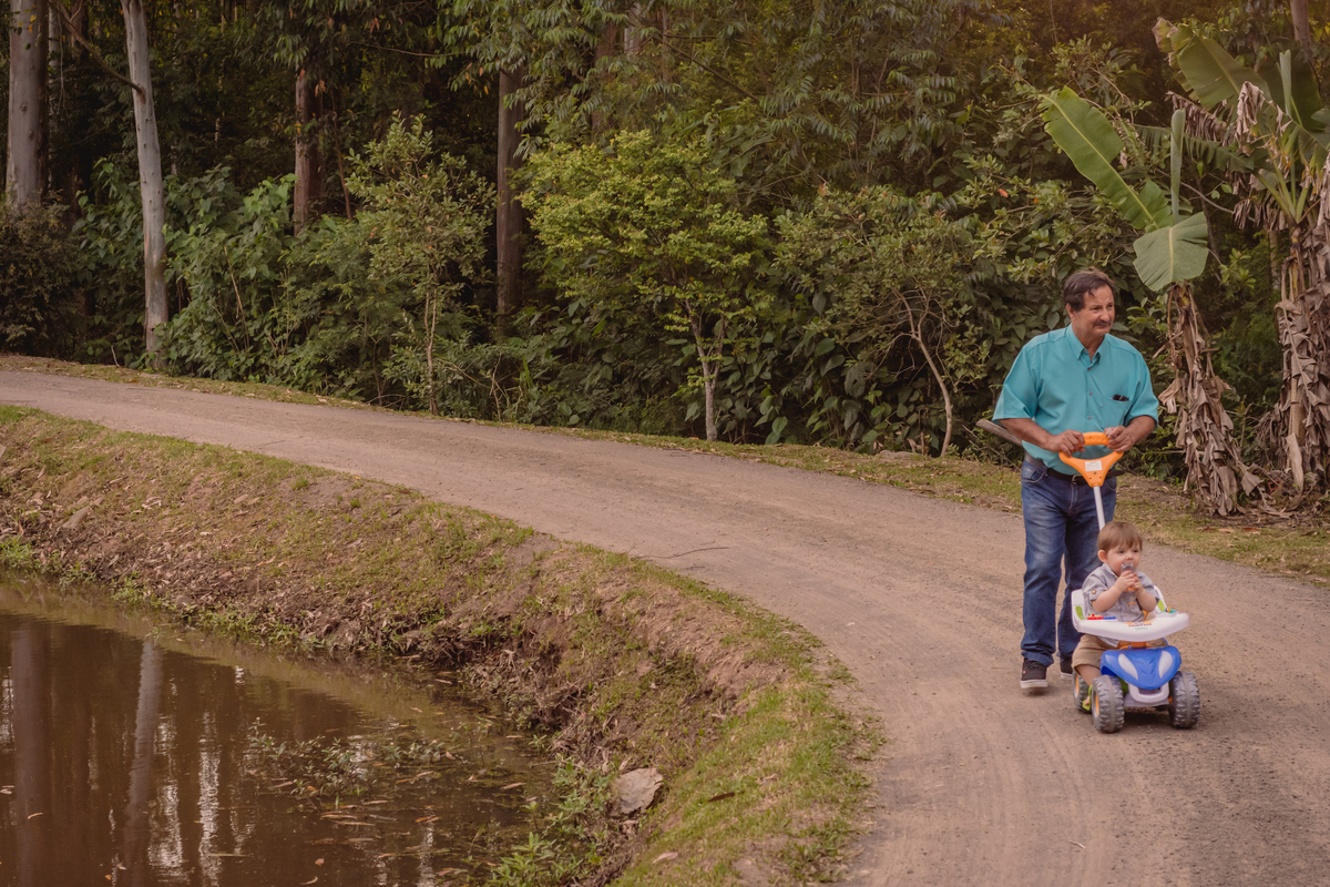 Pé na Terra | Lomba Grande | Novo Hamburgo - RS | Vovô passeando com Bebê | Lago | Açude | Foto de Estrada | Foto de Rua