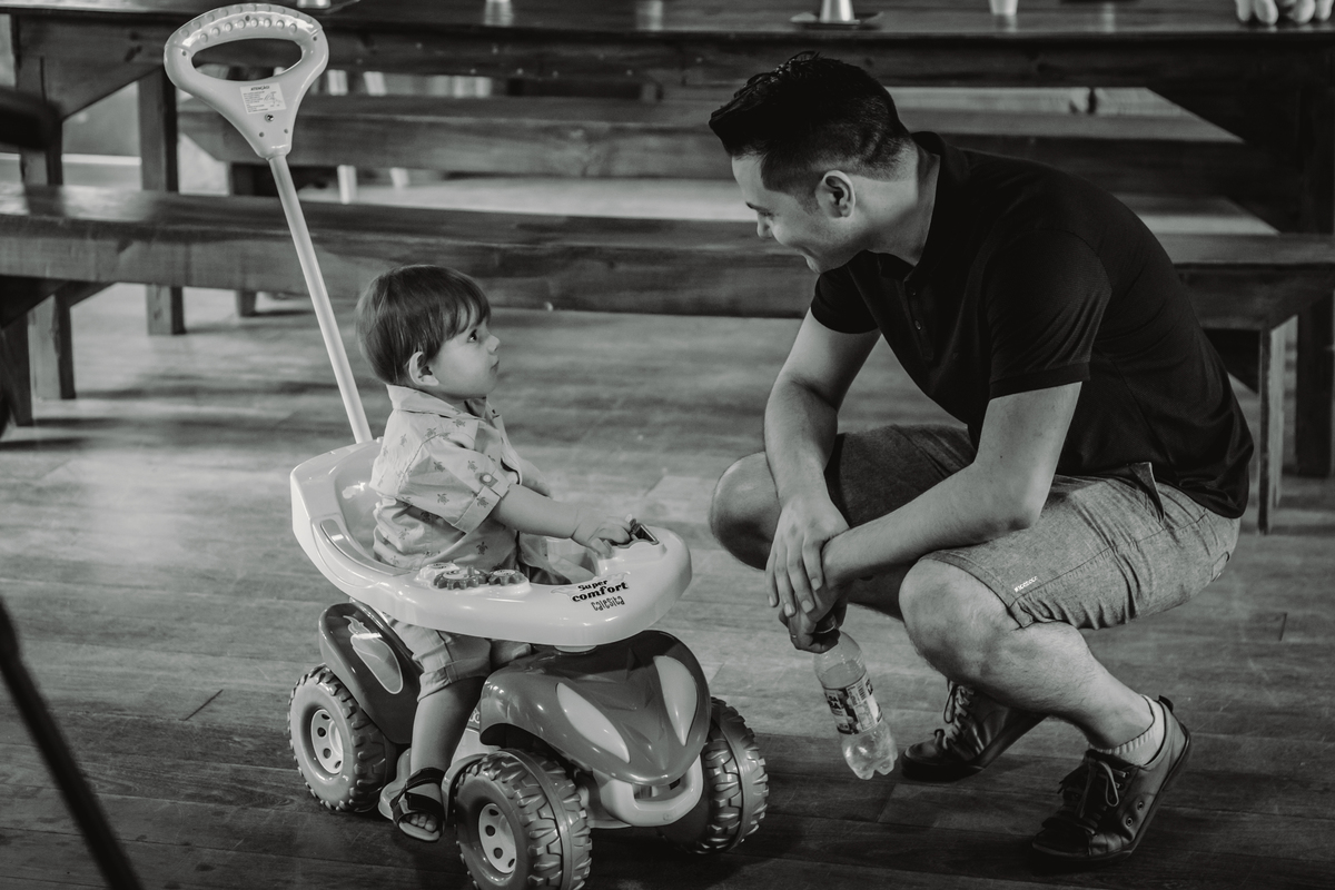 Pé na Terra | Lomba Grande | Novo Hamburgo - RS | Preto e Branco | Foto de Pai e Filho