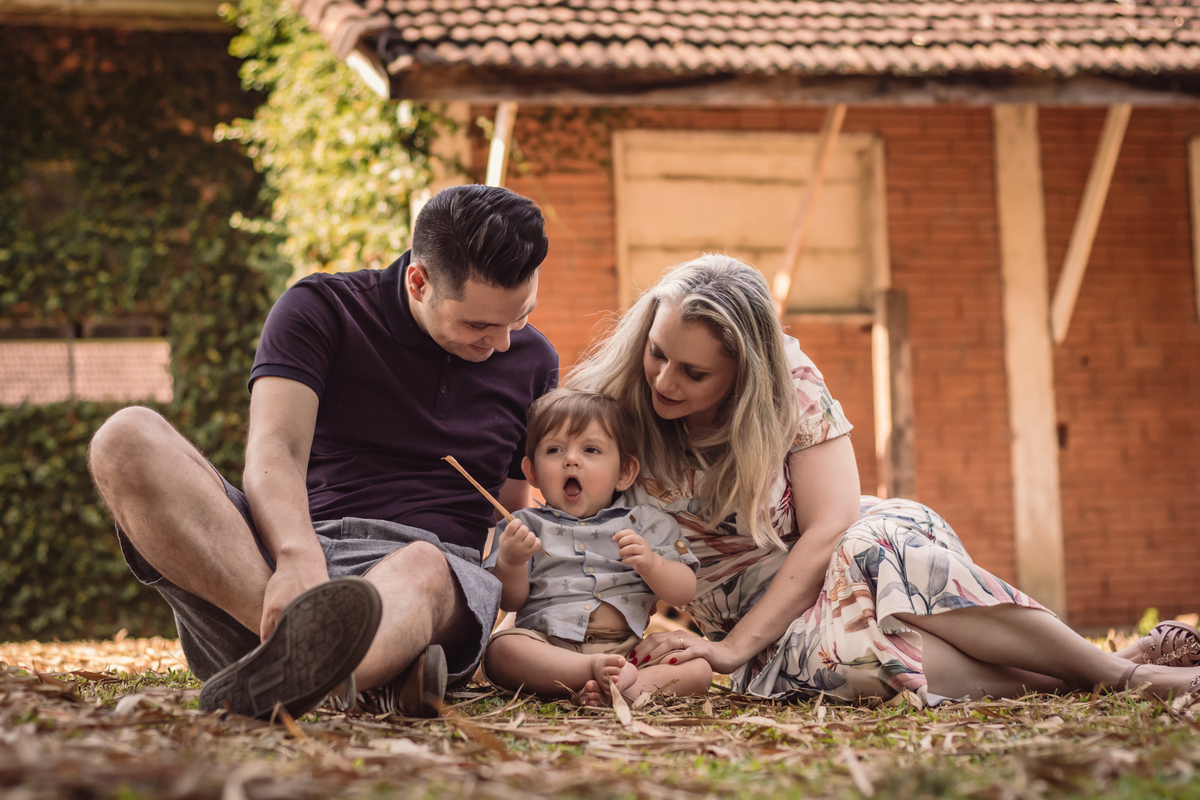 Pé na Terra | Lomba Grande | Novo Hamburgo - RS | Bebê Bocejando | Foto em Família | Foto com pai, mãe e Bebê