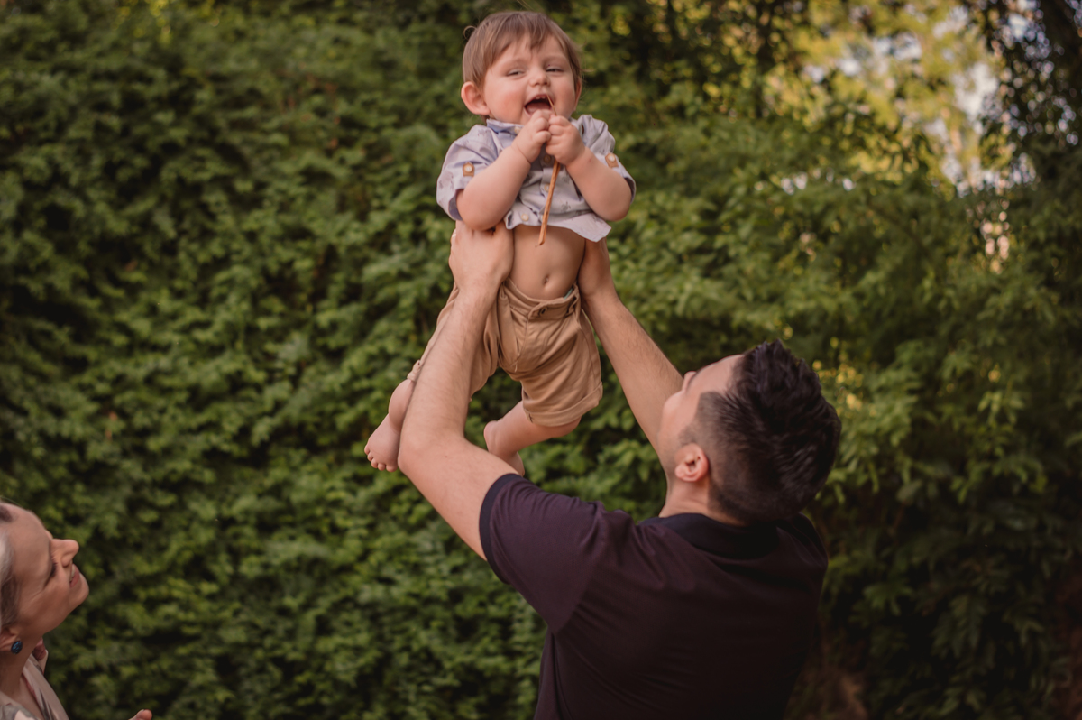 Pé na Terra | Lomba Grande | Novo Hamburgo - RS | Fundo Verde | Pai brincando com Bebê | Pai jogando bebê no ar