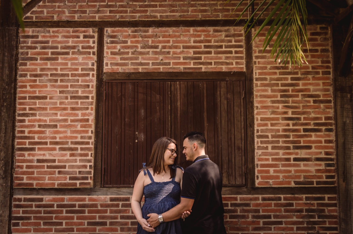 Book de Gestante | Feliz - RS | Fotógrafos de São Leopoldo - RS | Casal na Janela | Parede de Tijolos A Vista