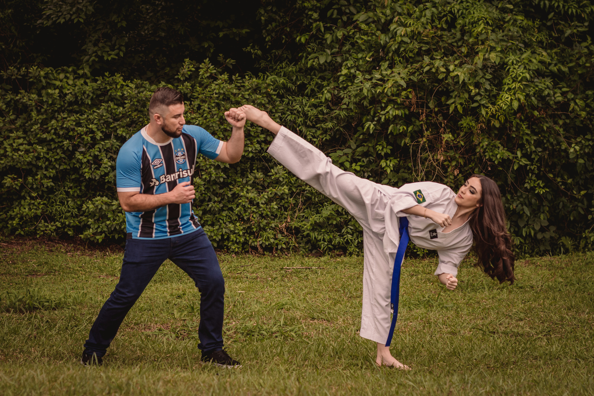 Book de Debutante Gremista | Book com Kimono Dobok de 15 Anos | Book em Dois Irmãos | Fotos com Fumaça Colorida | Ensaio com Pó Colorido | Família | Família Gremista | Fotos de Debutante que luta Taekwondo | Kimono Dobok | Luta