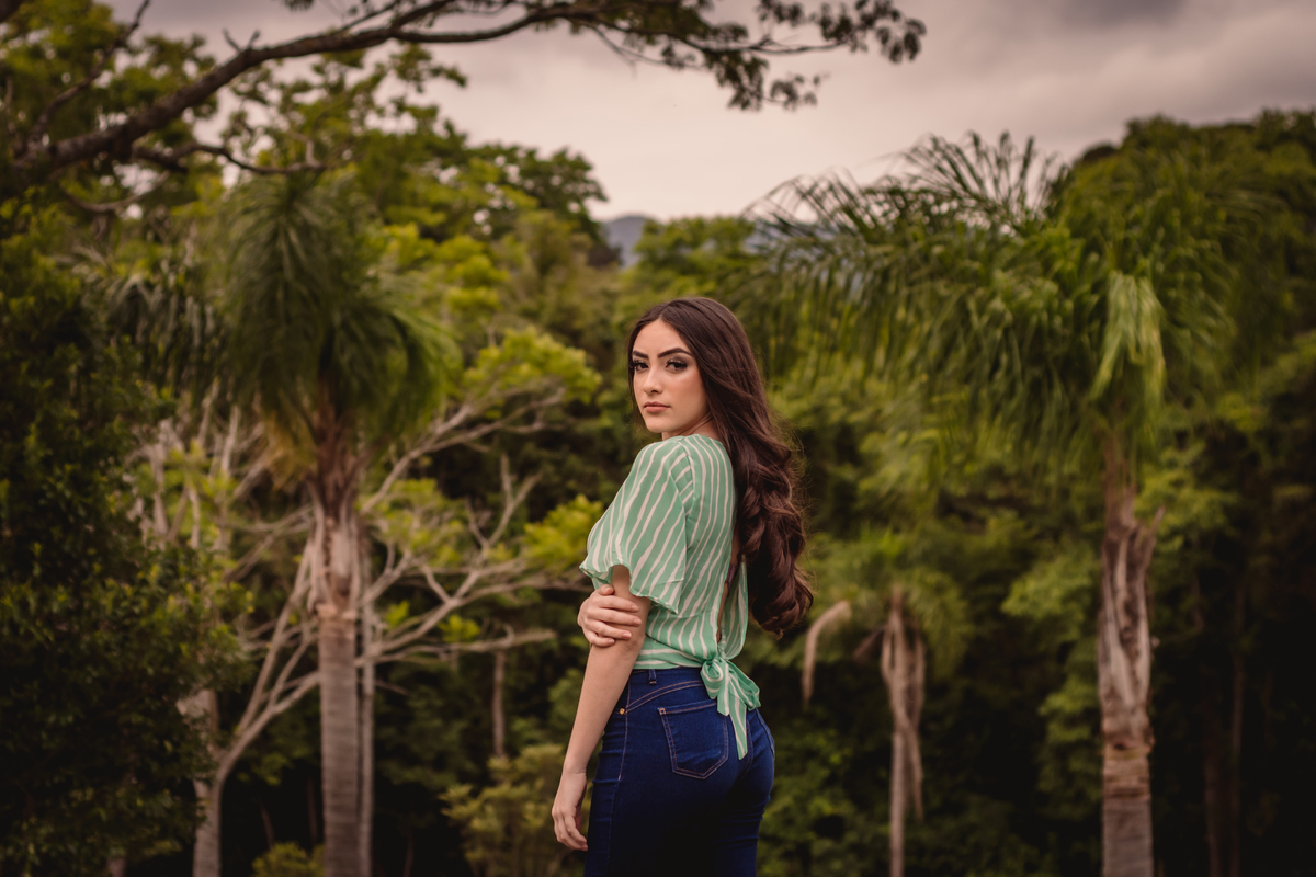 Book de Debutante Gremista | Book com Kimono Dobok de 15 Anos | Book em Dois Irmãos | Fotos com Fumaça Colorida | Ensaio com Pó Colorido | Família | Família Gremista | Fotos de Debutante que luta Taekwondo | Fuindo de Árvores