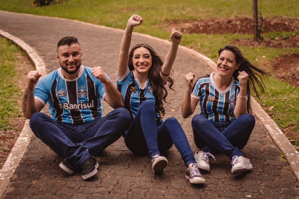 Book de Debutante Gremista | Book com Kimono Dobok de 15 Anos | Book em Dois Irmãos | Fotos com Fumaça Colorida | Ensaio com Pó Colorido | Família | Família Gremista | Fotos de Debutante que luta Taekwondo | Torcida de família