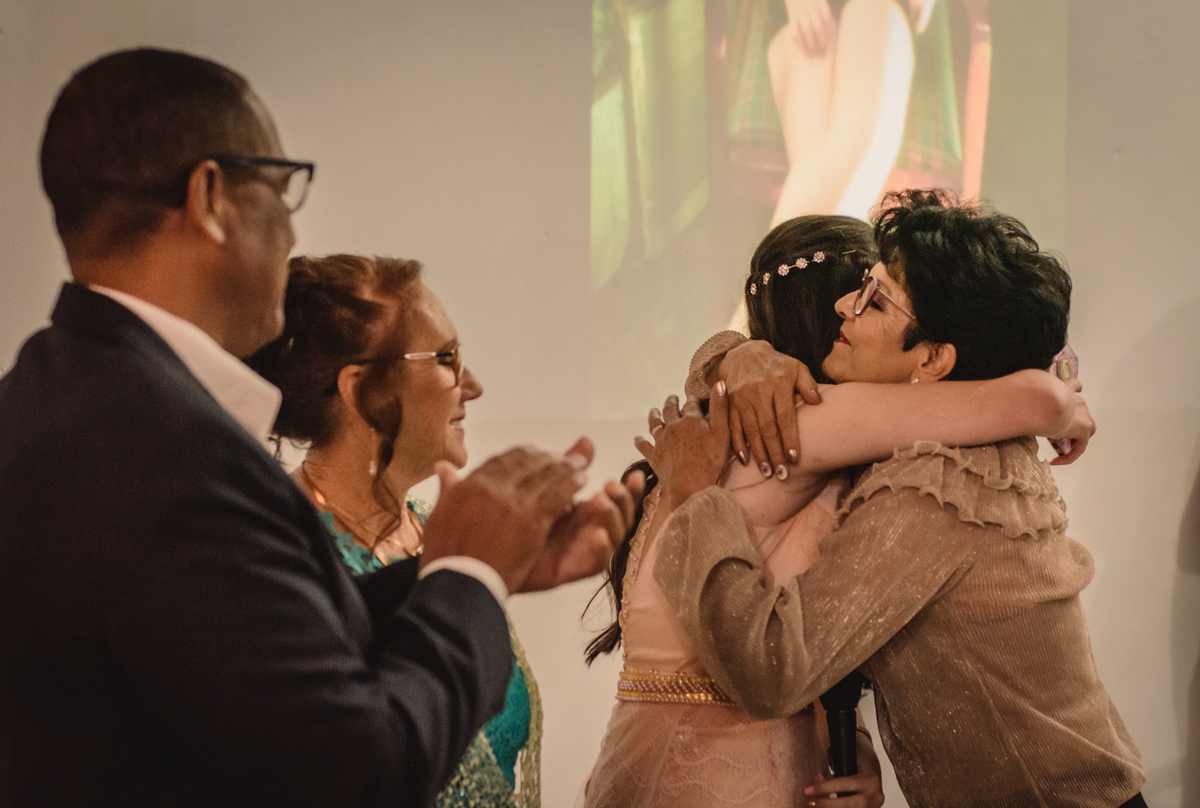 Festa de 15 Anos | Debutante | Temática Friends | Central Perk | Aquele com que a Fran fez 15 | Abraço | Avós