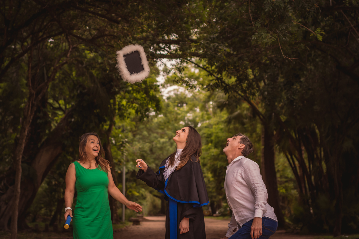 Fotos de Formatura | Book de Toga | Capelo | Canudo | Parque da Redenção | Fotógrafo de Formatura | Jogando Capelo | Lançando Capelo