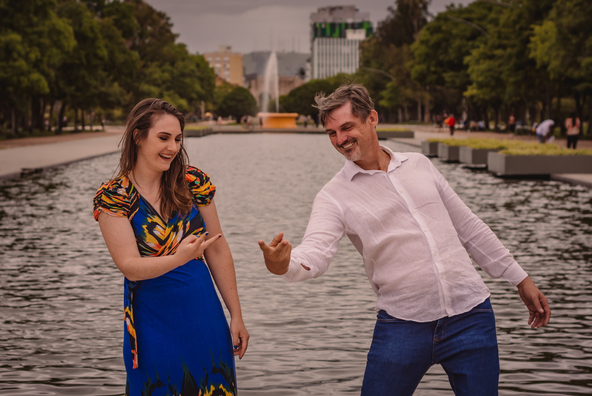 Fotos de Formatura | Book de Toga | Capelo | Canudo | Parque da Redenção | Fotógrafo de Formatura | Brincadeira com o Pai