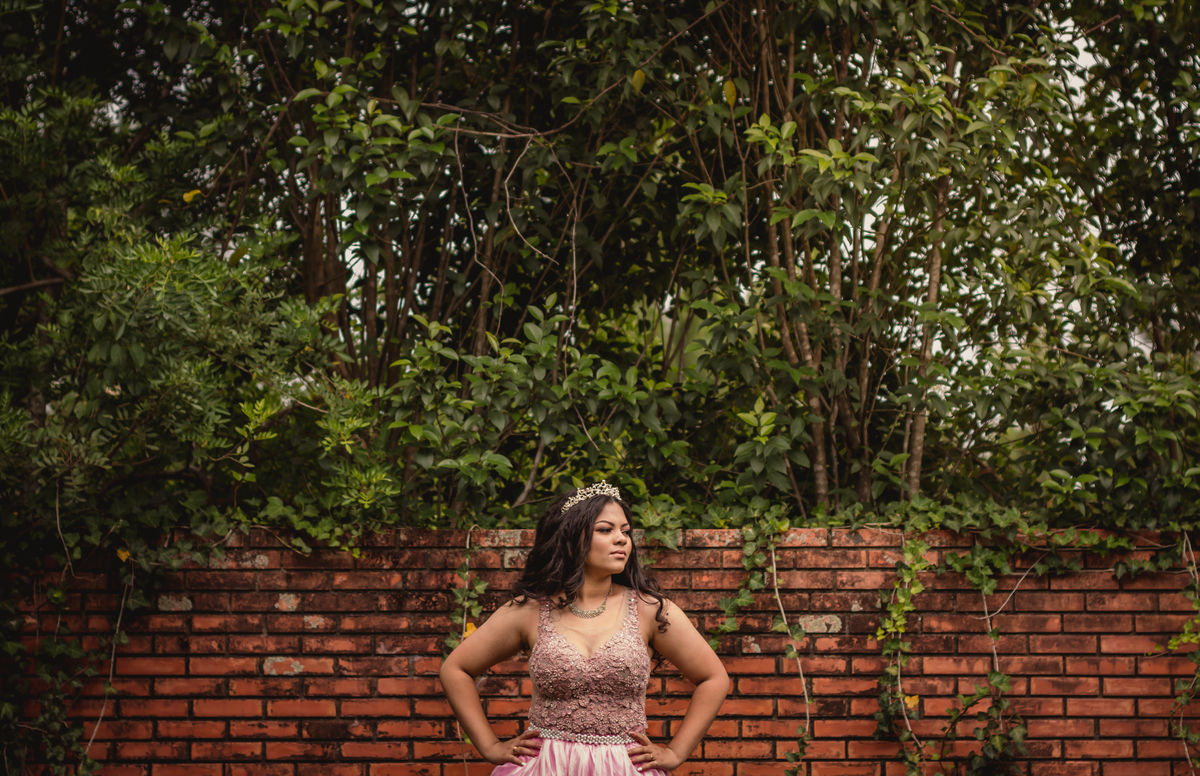 Fotos de Debutante | Fotografia de 15 Anos | Fotógrafo de debutantes em São Leopoldo | Millenium Estética | Ruinas da Antiga Igreja Católica de Ivoti - RS | Vestido Rosa | Árvores