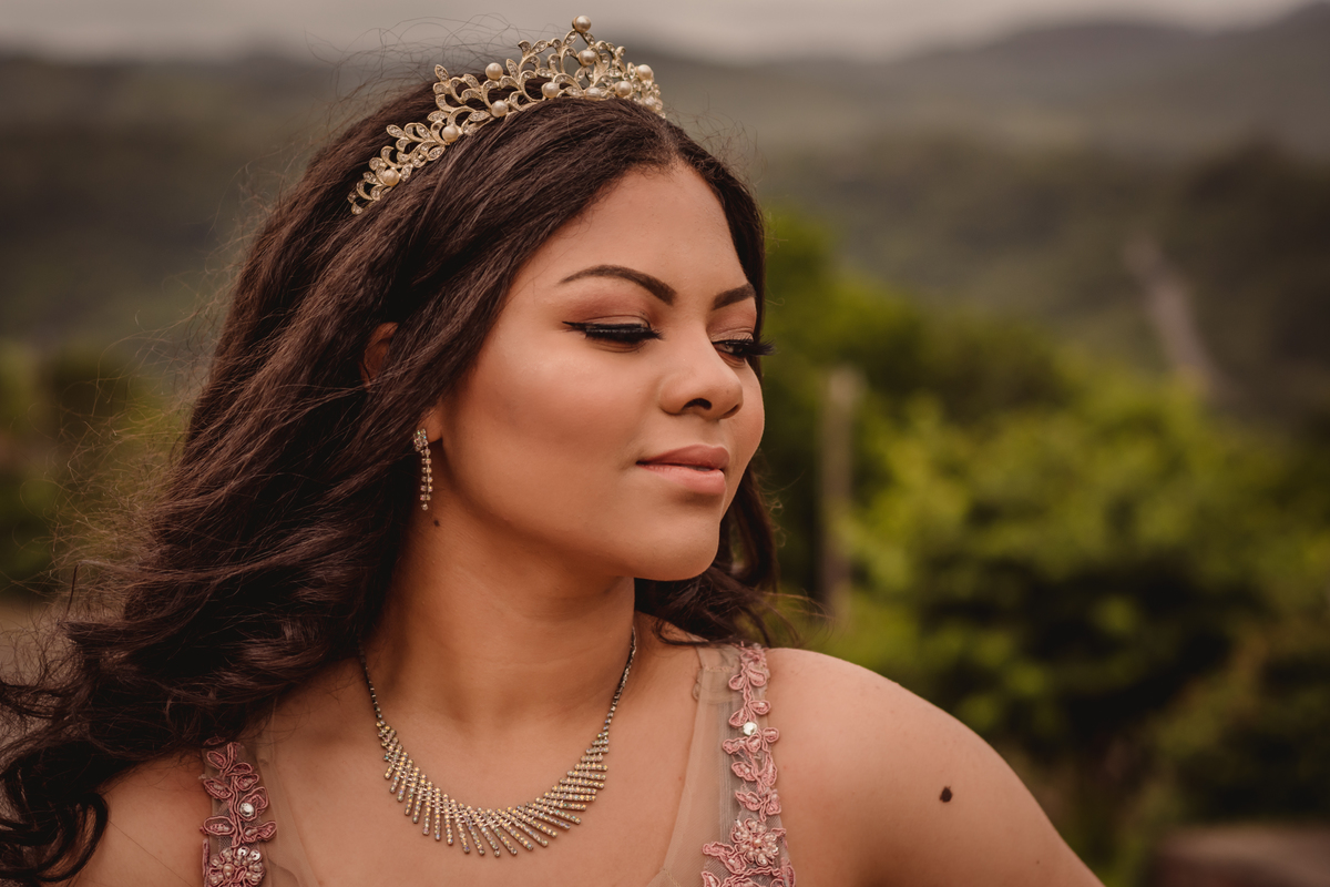 Fotos de Debutante | Fotografia de 15 Anos | Fotógrafo de debutantes em São Leopoldo | Millenium Estética | Ruinas da Antiga Igreja Católica de Ivoti - RS | Vestido Rosa | Árvores | Debutante olhando para baixo