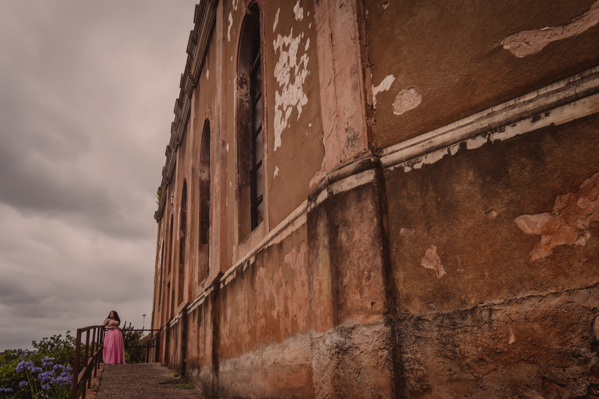 Fotos de Debutante | Fotografia de 15 Anos | Fotógrafo de debutantes em São Leopoldo | Millenium Estética | Ruinas da Antiga Igreja Católica de Ivoti - RS | Vestido Rosa | Caminho de Igreja Antiga
