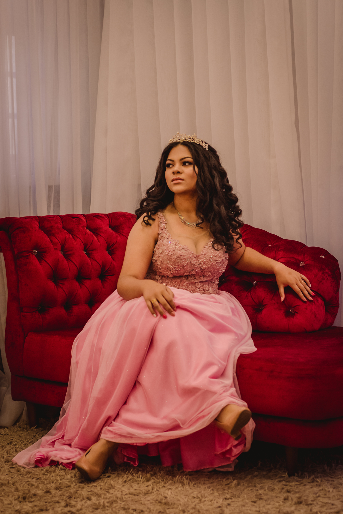 Fotos de Debutante | Fotografia de 15 Anos | Fotógrafo de debutantes em São Leopoldo | Millenium Estética | Ruinas da Antiga Igreja Católica de Ivoti - RS | Namoradeira Divã Vermelho | Vestido Rosa | Coroa