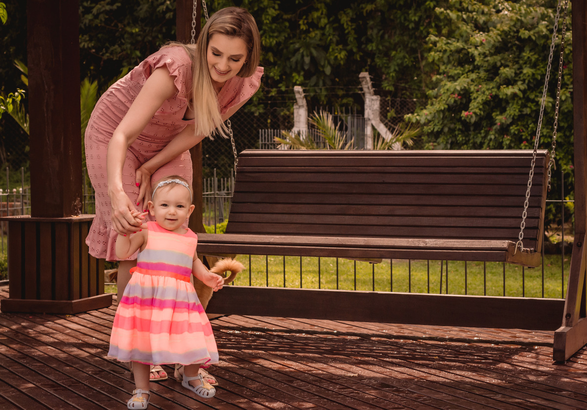 Fotos de menina no primeiro ano | fotografia de família | chácara e piscina | irmão de 4 patas | fotos em família fotógrafo de são leopoldo | fotógrafo de família no vale dos sinos | Mãe e Filha
