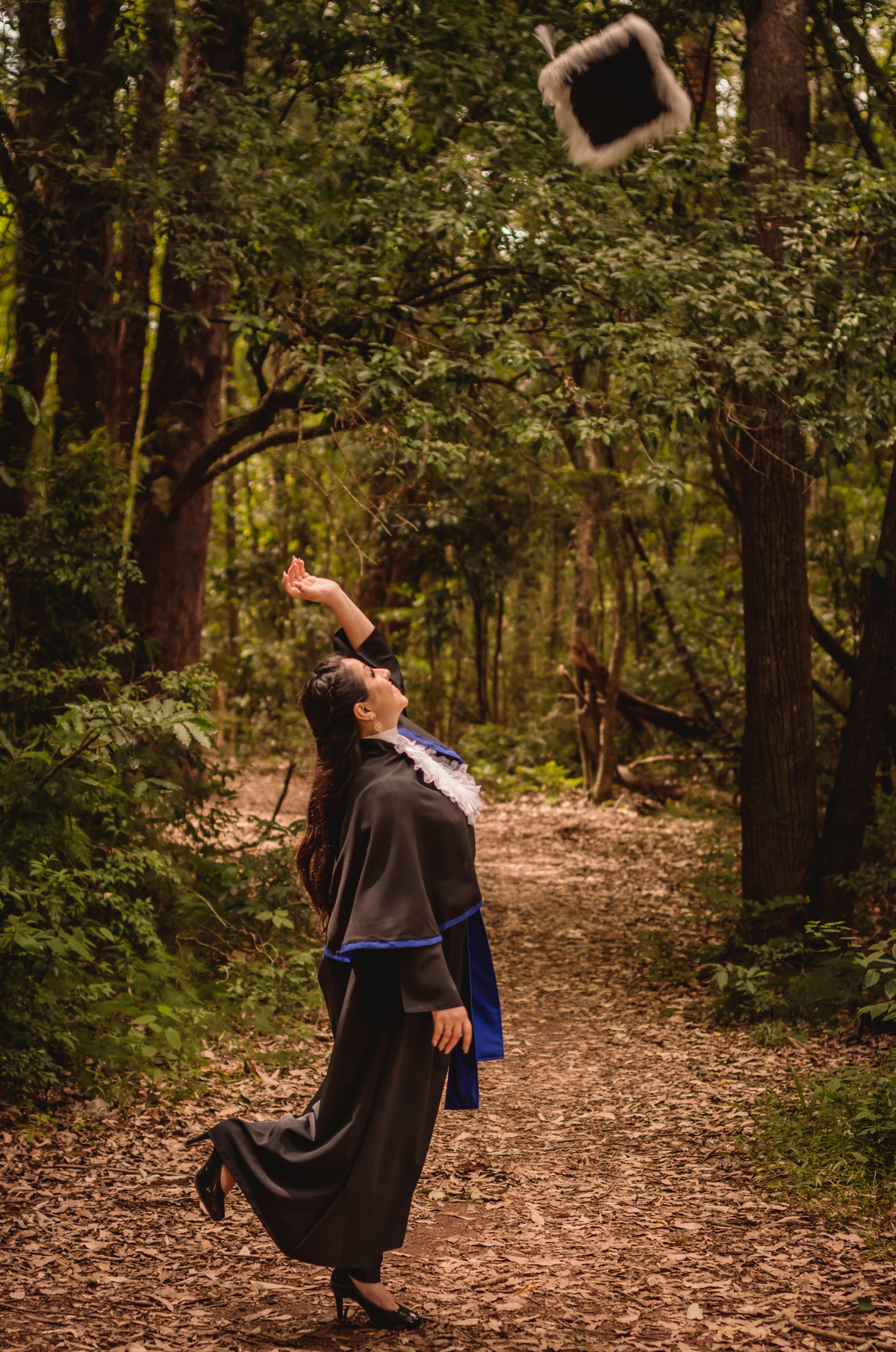 Foto espontânea de família em Canoas -RS | Fotógrafo de Formatura em São Leopoldo | Fotógrafia de Formatura no Capão do Corvo | Fotos em Canoas | Cachorro de Toga e Capelo | Pet | Casal  | Lançando Capelo