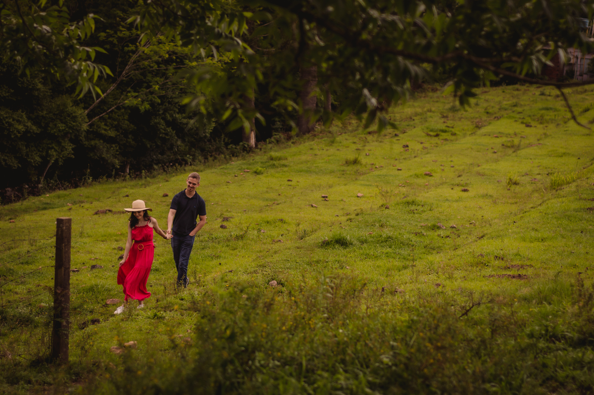 fotógrafo de casal em são leopoldo fotografia pessoal fotos criativas em bento gonçalves Book de 30 anos vinículas chuva nublado luzes de natal parede de pedra mirante caminhando em gramado verde