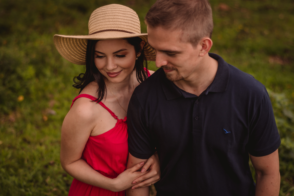 fotógrafo de casal em são leopoldo fotografia pessoal fotos criativas em bento gonçalves Book de 30 anos vinículas chuva nublado luzes de natal parede de pedra mirante foto de casal 