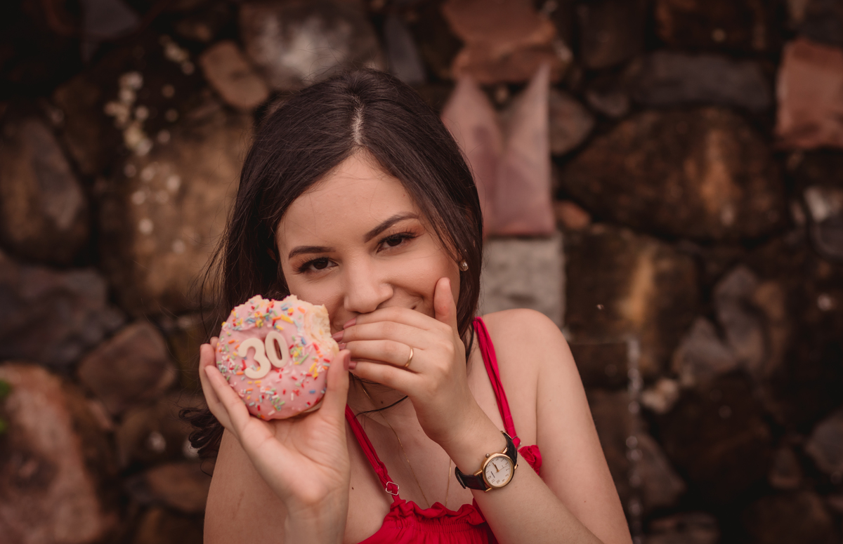fotógrafo de casal em são leopoldo fotografia pessoal fotos criativas em bento gonçalves Book de 30 anos vinículas chuva nublado luzes de natal parede de pedra mirante cupcake cup cake de 30 anos