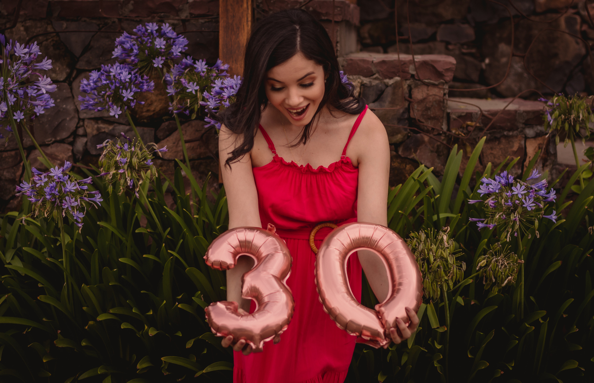 fotógrafo de casal em são leopoldo fotografia pessoal fotos criativas em bento gonçalves Book de 30 anos vinículas chuva nublado luzes de natal parede de pedra mirante balão de 30 anos