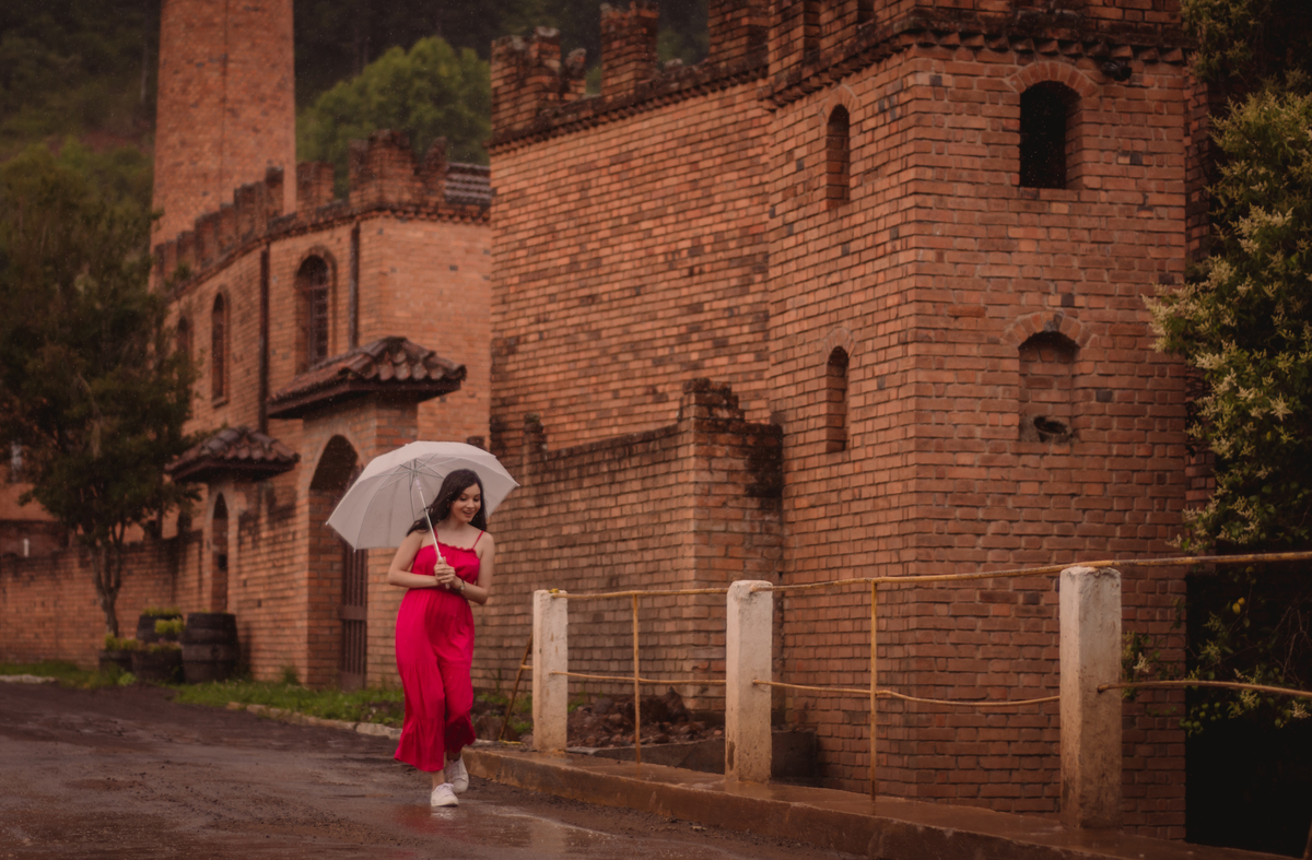 fotógrafo de casal em são leopoldo fotografia pessoal fotos criativas em bento gonçalves Book de 30 anos vinículas chuva nublado luzes de natal parede de pedra mirante guarda-chuva chovendo fotos na chuva castelo olaria