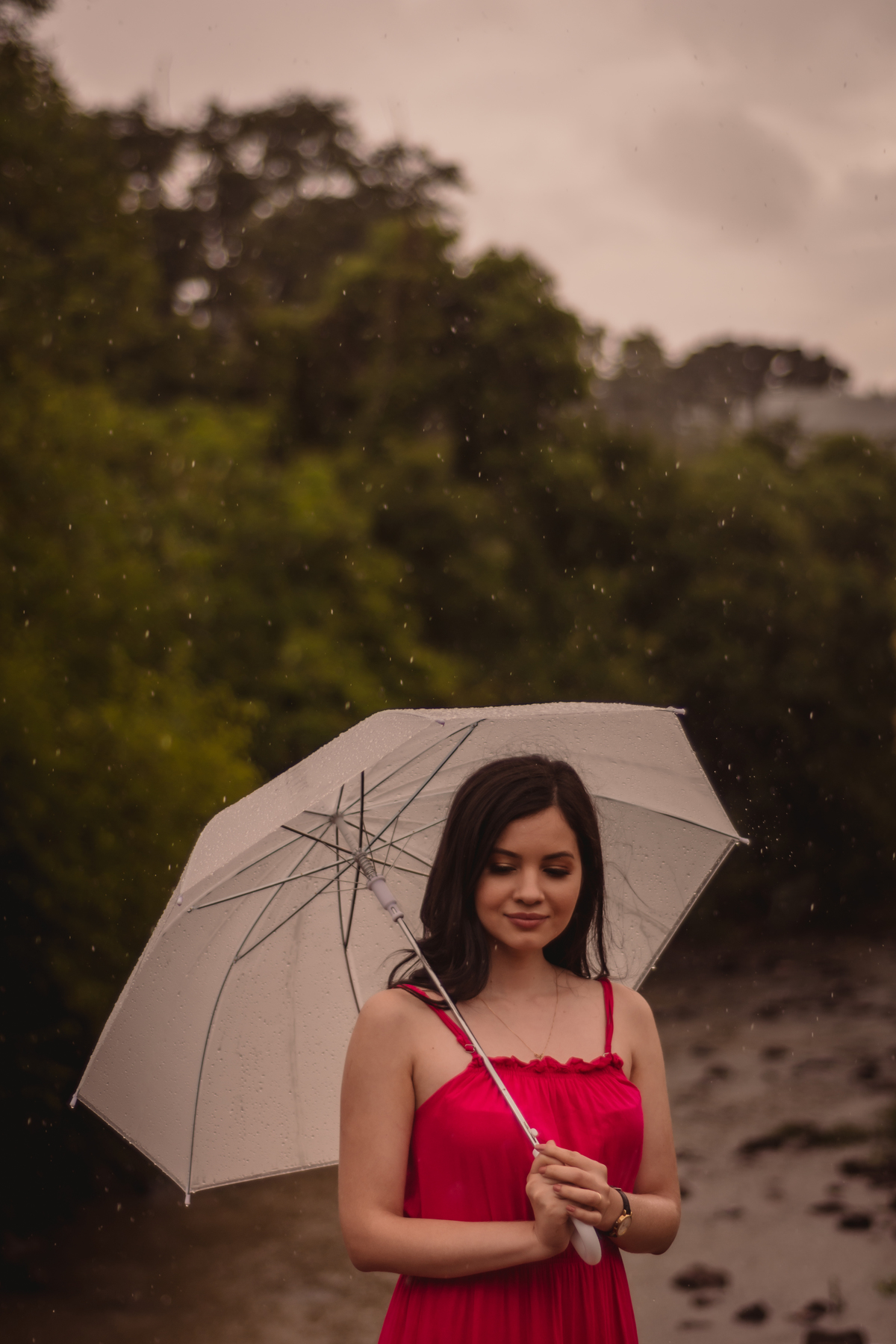 fotógrafo de casal em são leopoldo fotografia pessoal fotos criativas em bento gonçalves Book de 30 anos vinículas chuva nublado luzes de natal parede de pedra mirante guarda-chuva chovendo fotos na chuva