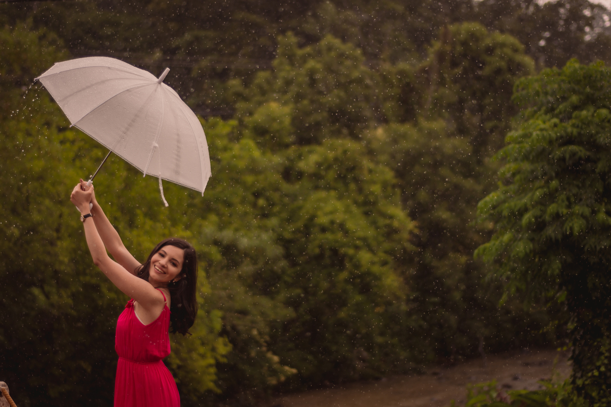 fotógrafo de casal em são leopoldo fotografia pessoal fotos criativas em bento gonçalves Book de 30 anos vinículas chuva nublado luzes de natal parede de pedra mirante guarda-chuva chovendo fotos na chuva