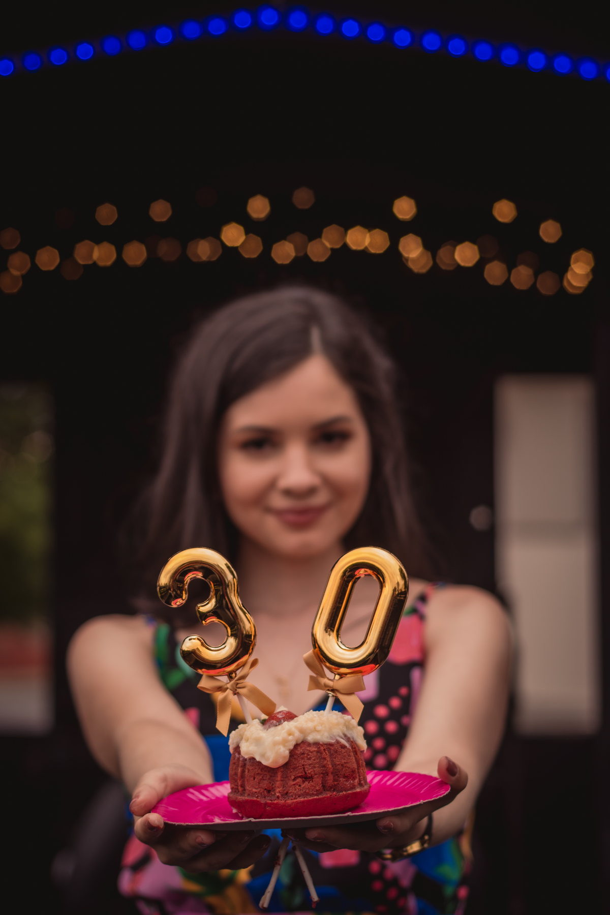 fotógrafo de casal em são leopoldo fotografia pessoal fotos criativas em bento gonçalves Book de 30 anos vinículas chuva nublado luzes de natal parede de pedra mirante bolo