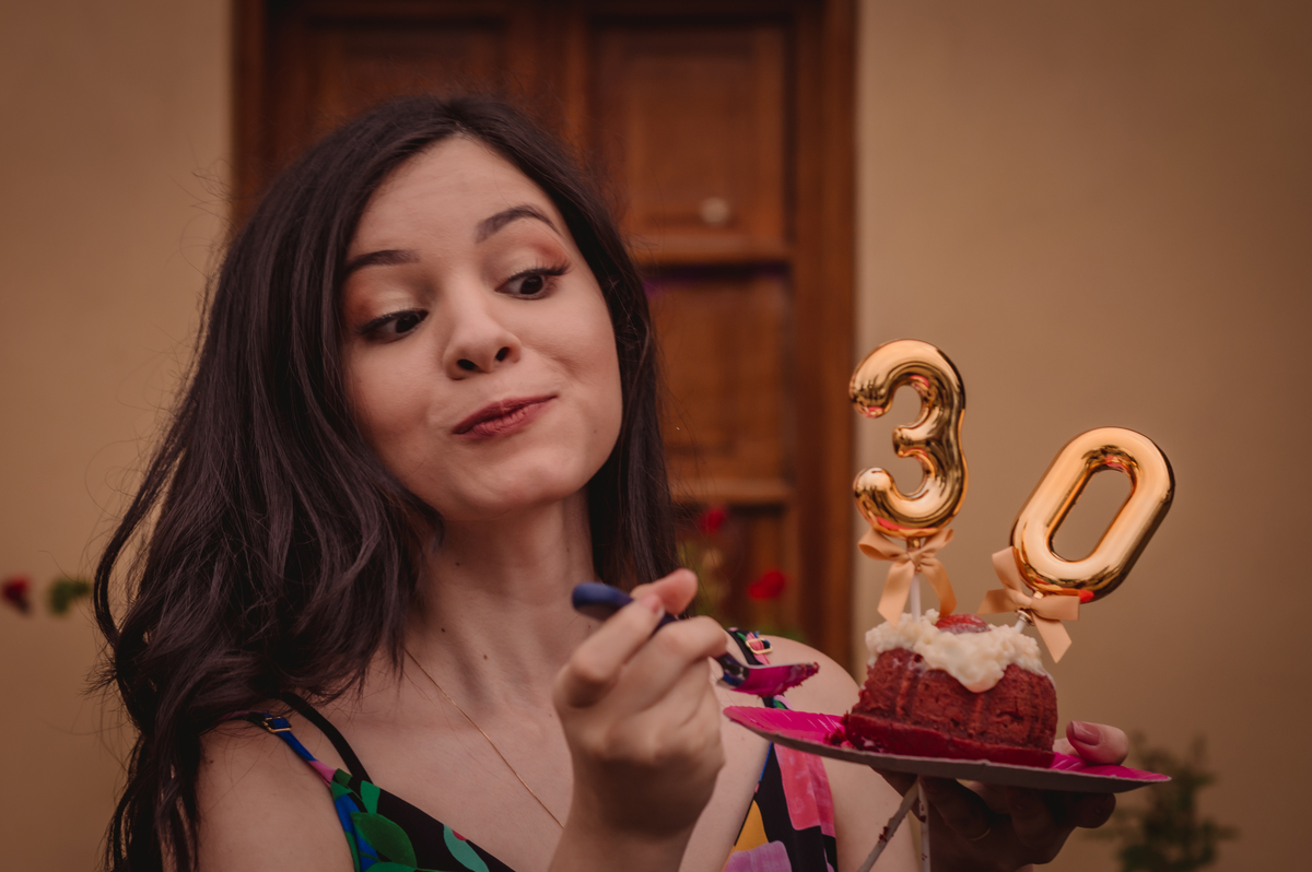 fotógrafo de casal em são leopoldo fotografia pessoal fotos criativas em bento gonçalves Book de 30 anos vinículas chuva nublado luzes de natal parede de pedra mirante comendo bolo de 30 anos 