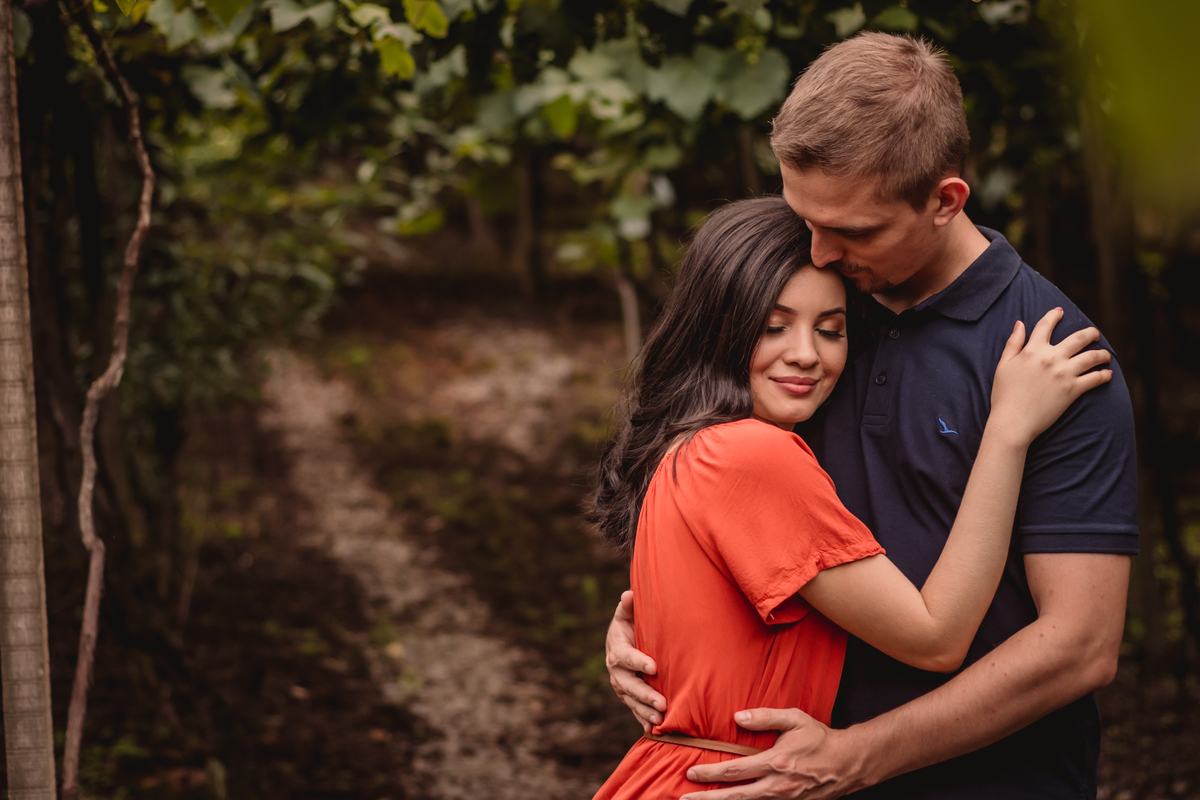 fotógrafo de casal em são leopoldo fotografia pessoal fotos criativas em bento gonçalves Book de 30 anos vinículas chuva nublado luzes de natal parede de pedra mirante abraço de casal