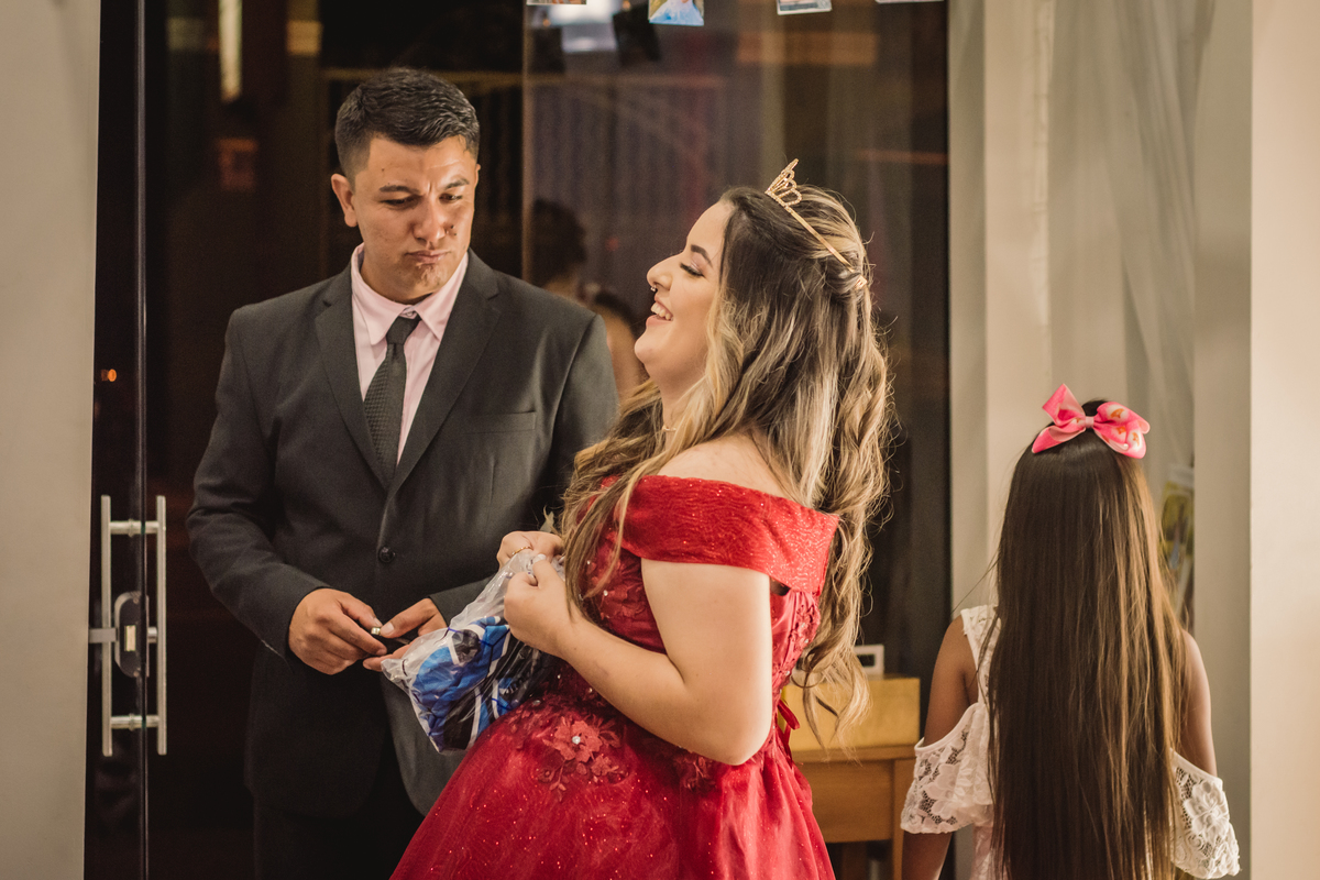 festa-de-debutante-festa-de-15-anos-fotografo-de-debutante-de-15-anos-em-são-leopoldo-no-vale-dos-sinos-vestido-vermelho-aniversário-abrindo-presente-camisa-do-grêmio