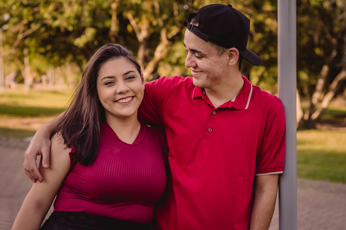 Book de Família fotos em família book na rua book no parcão de novo hamburgo rs fotógrafo de família em são leopoldo rio grande do sul casal pai e mãe felizes
