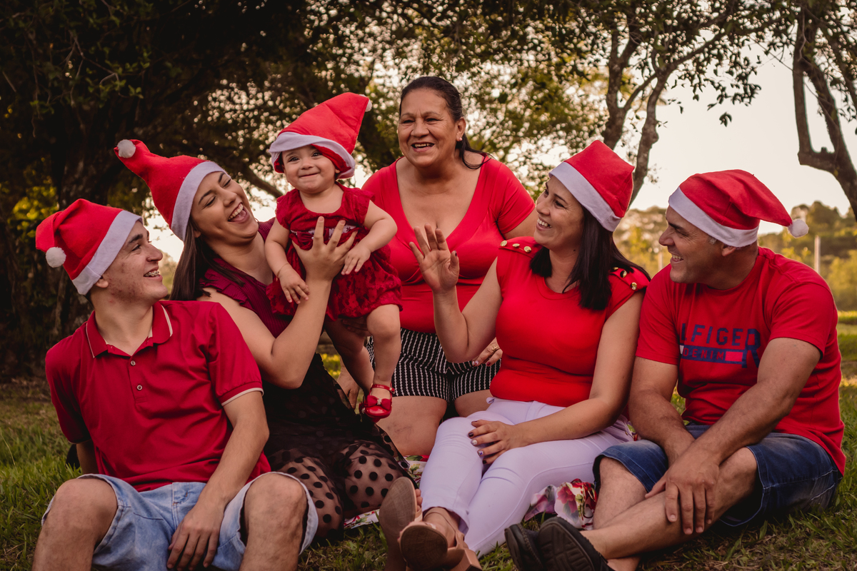 Book de Família fotos em família book na rua book no parcão de novo hamburgo rs fotógrafo de família em são leopoldo rio grande do sul foto da família completa com gorro de natal e papai noel feliz natal de família no parque