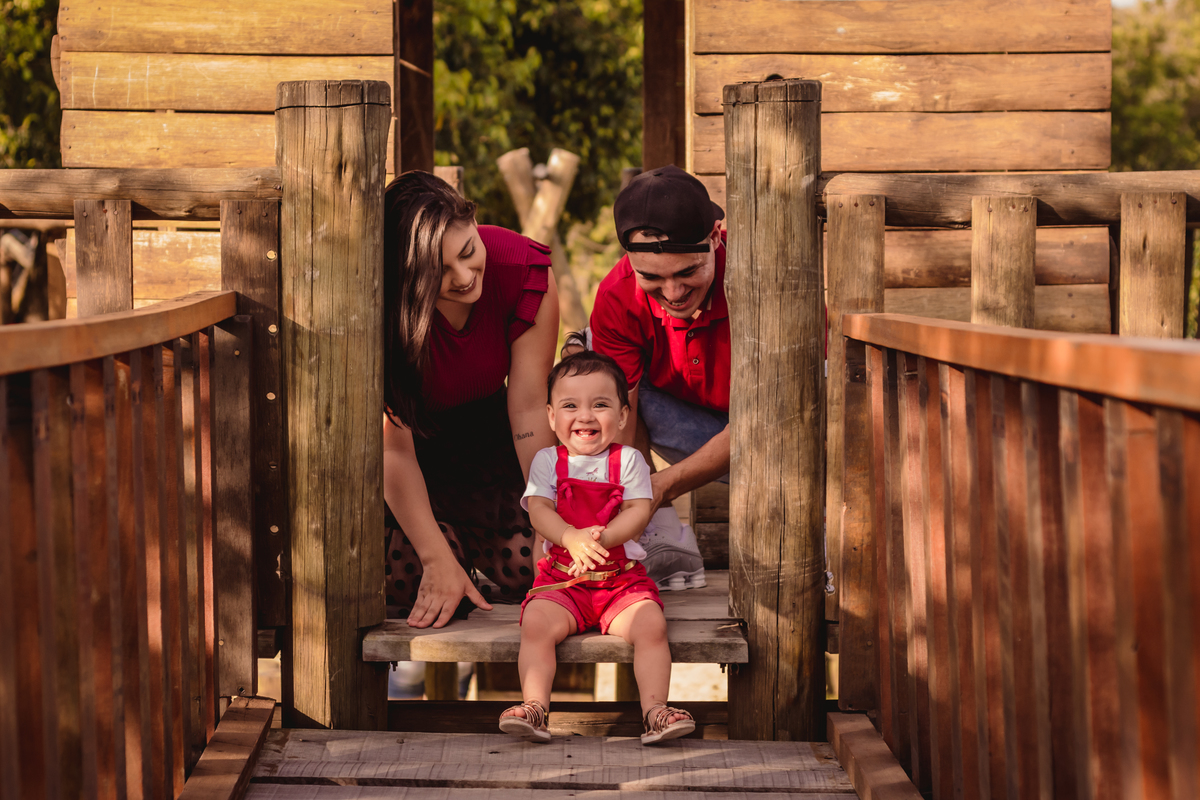 Book de Família fotos em família book na rua book no parcão de novo hamburgo rs fotógrafo de família em são leopoldo rio grande do sul fotos de bebe pai e mãe no brinquedo de parque de dia
