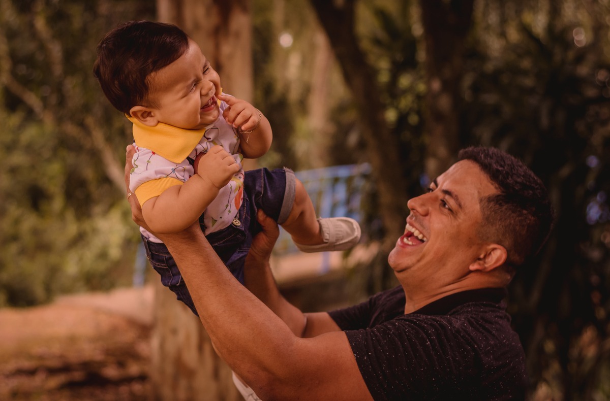 Book de Família em Campo Bom no Parque Municipal da Cidade de Campo Bom Parcão Rio Grande do Sul Fotógrafo de Família em São Leopoldo papai erguendo bebe