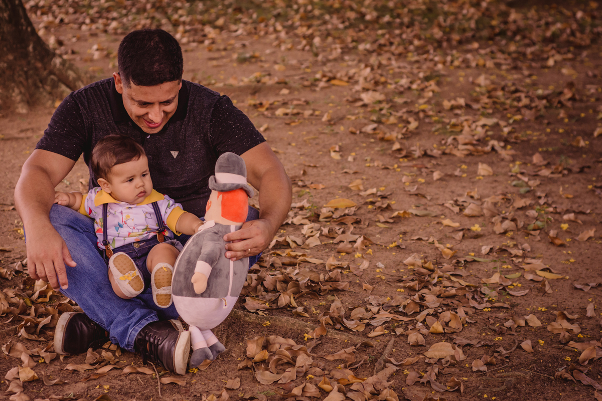 Book de Família em Campo Bom no Parque Municipal da Cidade de Campo Bom Parcão Rio Grande do Sul Fotógrafo de Família em São Leopoldo papai brincando com o bita