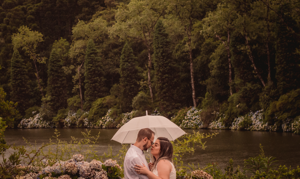 Fotógrafo de Casamento em São Leopoldo Fotógrafos de Pré-Wedding em São Leopoldo Fotógrafo de Casamento em Gramado book de casal em gramado book de casal em nova petrópolis grêmio casal gremista sol chuva guarda-chuva fotos urbanas de casal 