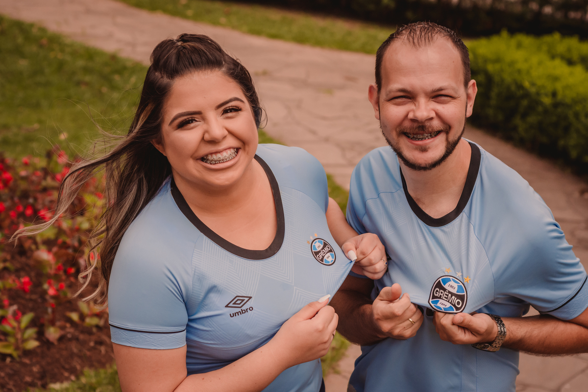 Fotógrafo de Casamento em São Leopoldo Fotógrafos de Pré-Wedding em São Leopoldo Fotógrafo de Casamento em Gramado book de casal em gramado book de casal em nova petrópolis grêmio casal gremista sol chuva guarda-chuva fotos urbanas de casal 