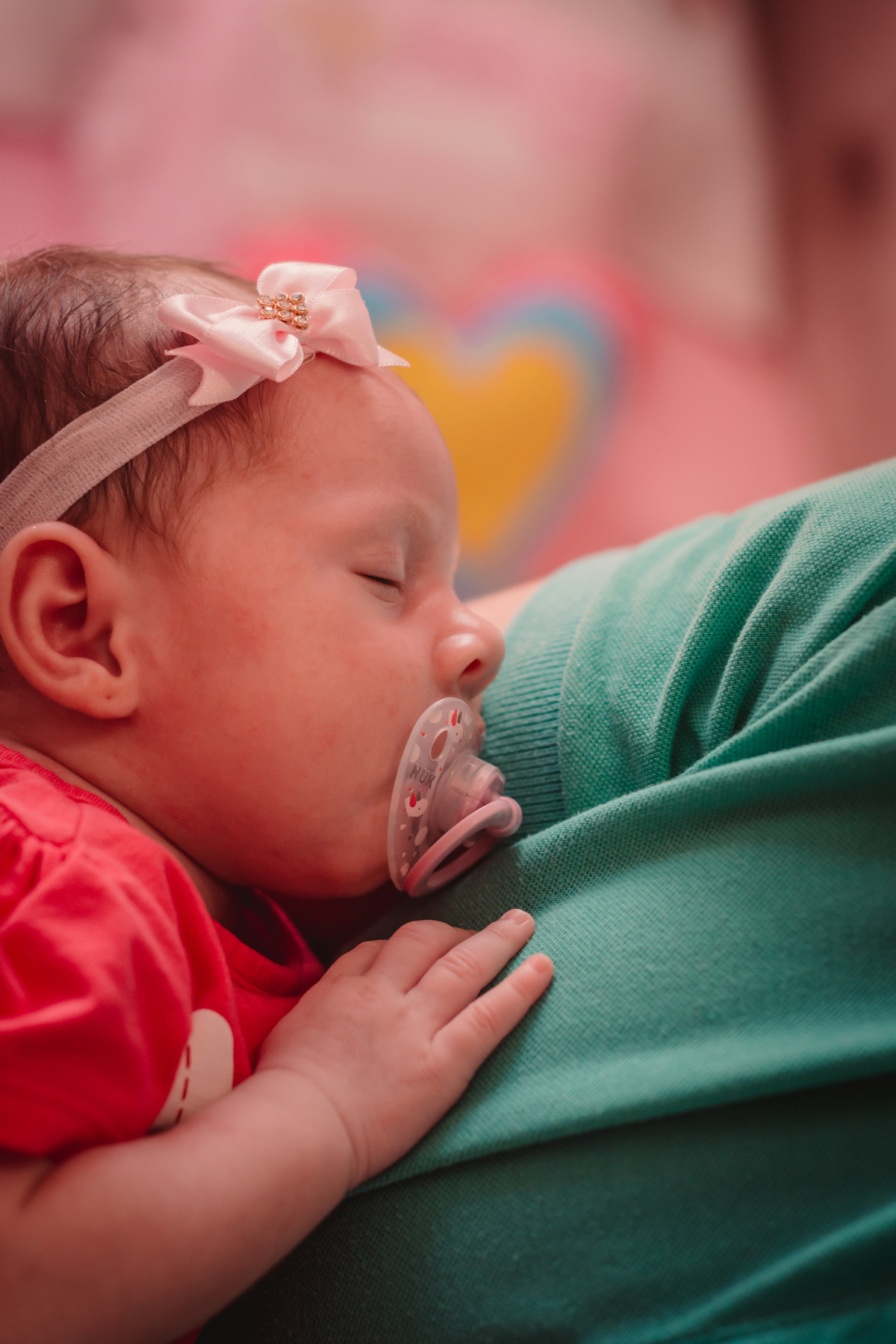 Fotógrafo de Família em São Leopoldo Fotografia em home em casa in-door foto de bebe recém nascido papai de primeirta viagem mamãe de primeira viagem bebe dormindo