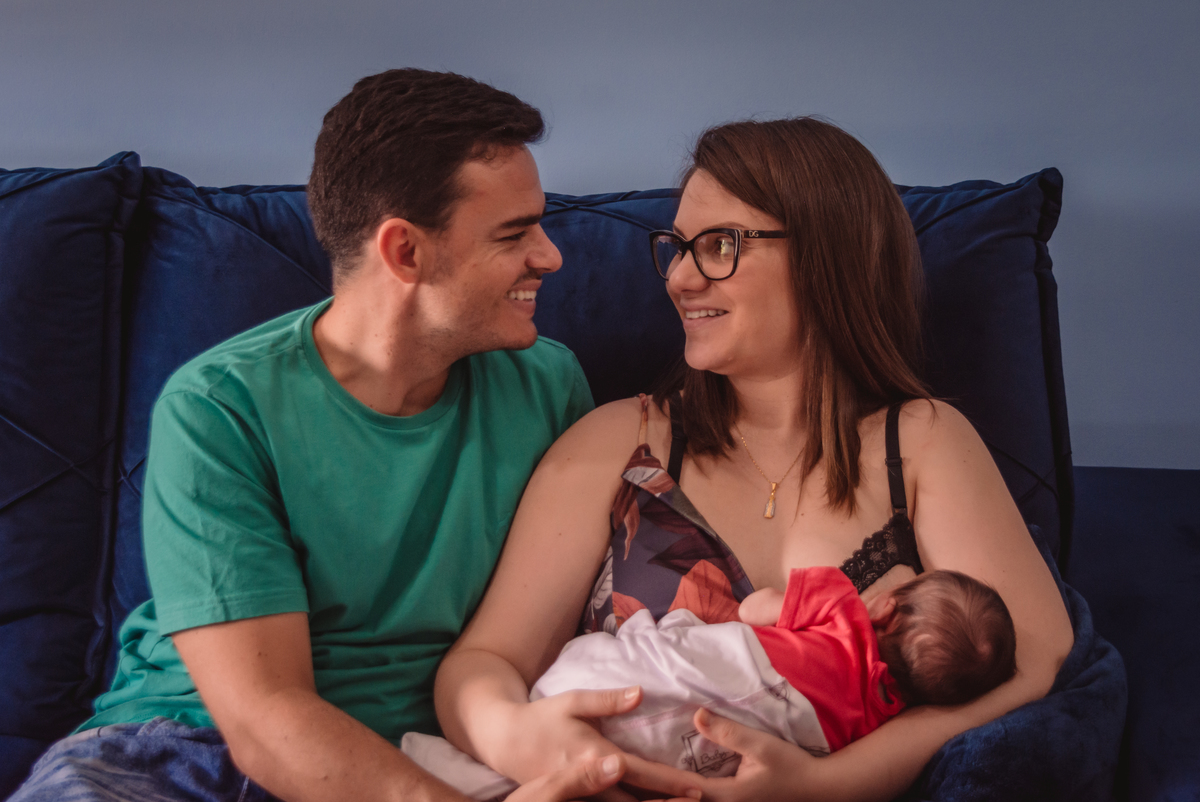 Fotógrafo de Família em São Leopoldo Fotografia em home em casa in-door foto de bebe recém nascido papai de primeirta viagem mamãe de primeira viagem casal feliz