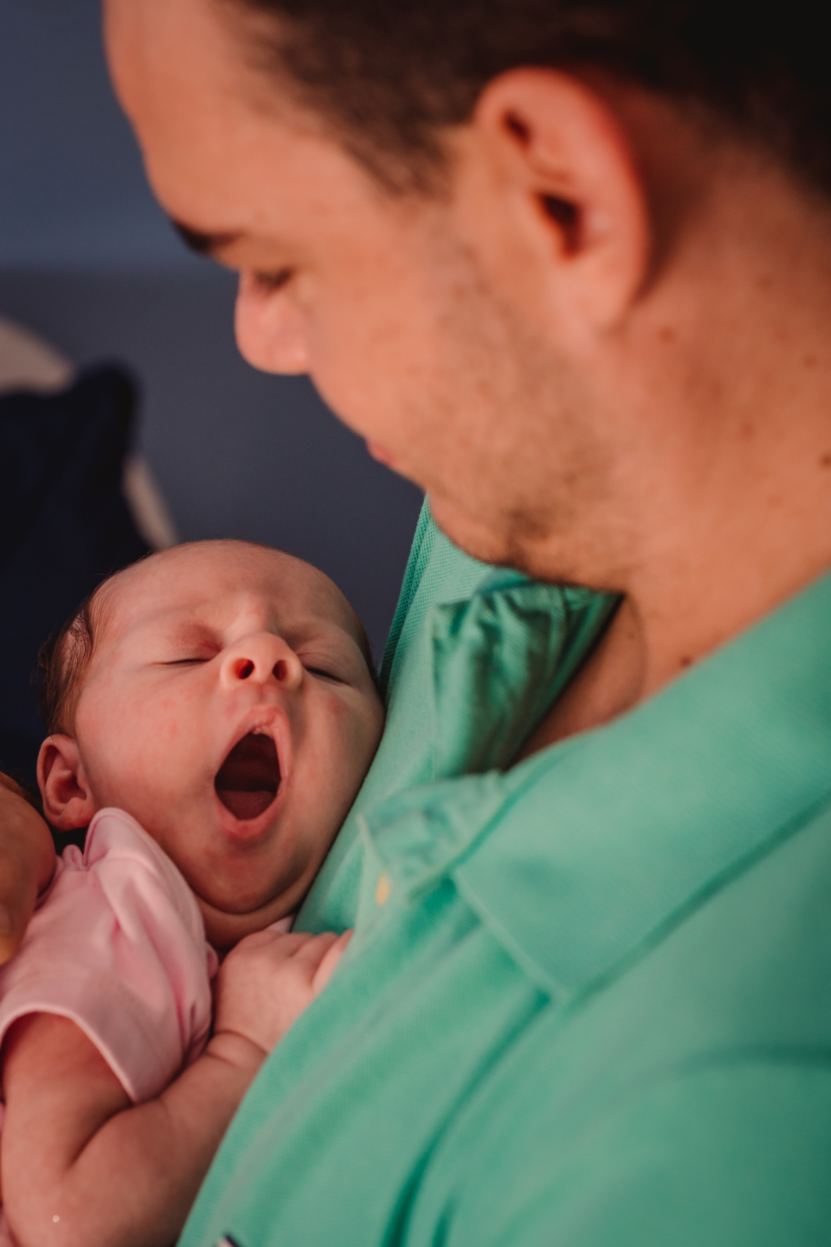 Fotógrafo de Família em São Leopoldo Fotografia em home em casa in-door foto de bebe recém nascido papai de primeirta viagem mamãe de primeira viagem bebe bocejando