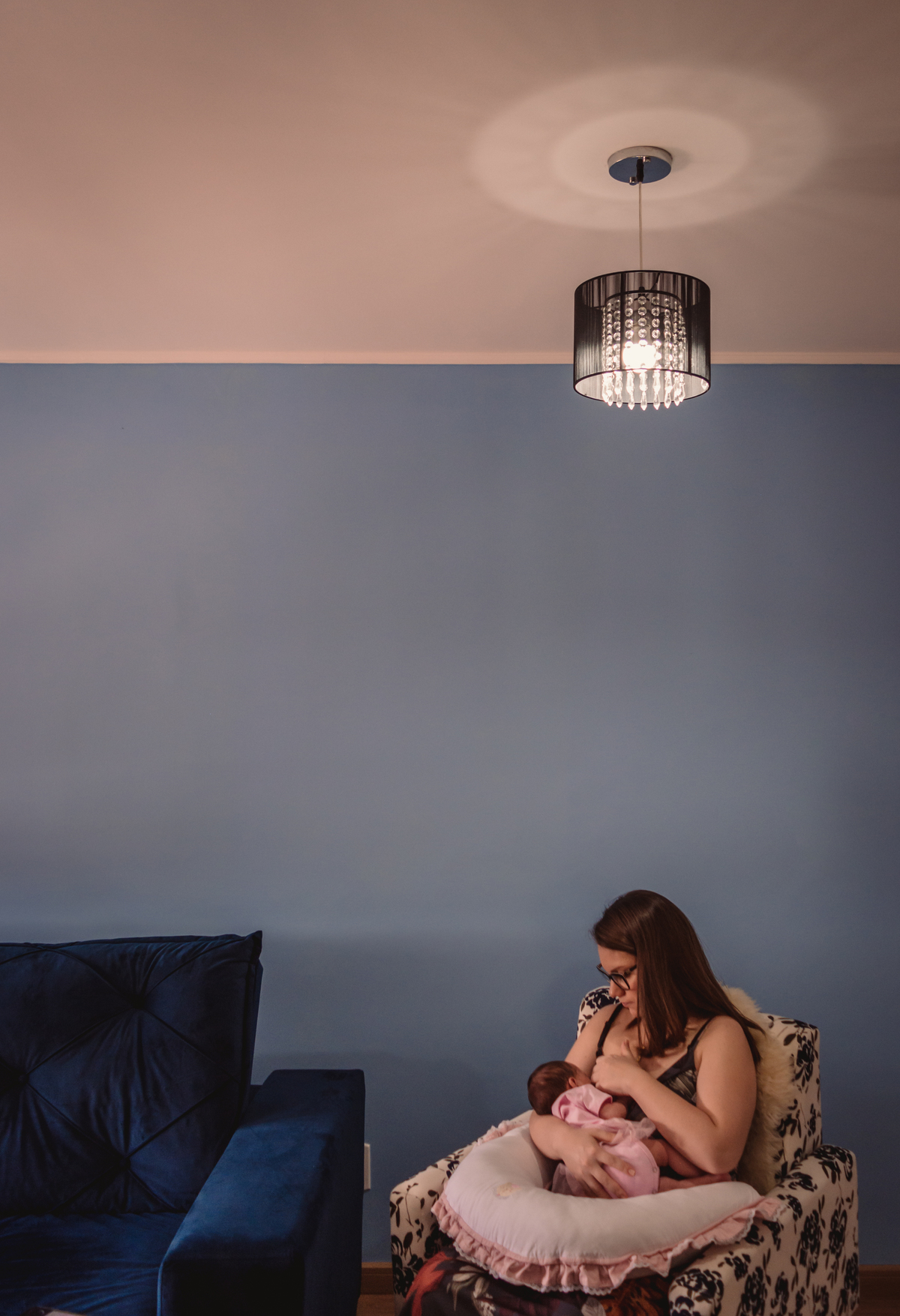 Fotógrafo de Família em São Leopoldo Fotografia em home em casa in-door foto de bebe recém nascido papai de primeirta viagem mamãe de primeira viagem mamãe amamentando