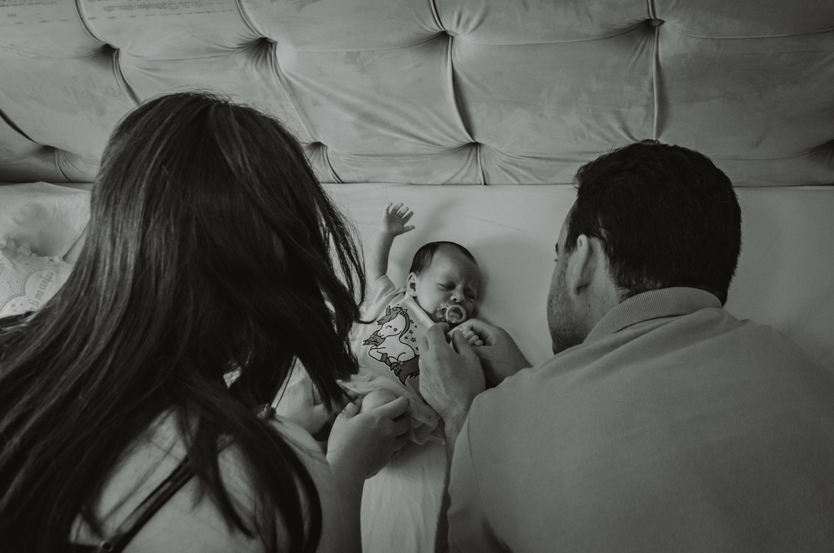 Fotógrafo de Família em São Leopoldo Fotografia em home em casa in-door foto de bebe recém nascido papai de primeirta viagem mamãe de primeira viagem acalmando bebe com colica