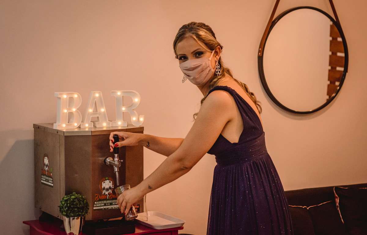 Fotógrafo de Formatura em São Leopoldo Festa de Formatura ideias de fotos de formatura formando em enfermagem graduado em enfermagem enfermeira canudo e capelo toga verde formanda pegando chopp cerveja