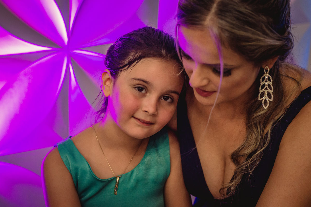 Fotógrafo de Formatura em São Leopoldo Festa de Formatura ideias de fotos de formatura formando em enfermagem graduado em enfermagem enfermeira canudo e capelo toga verde foto mãe e filha