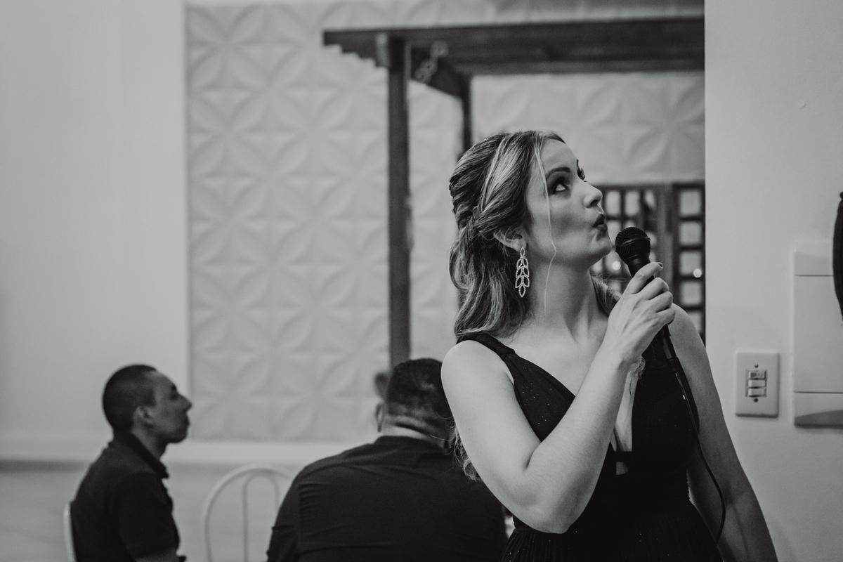 Fotógrafo de Formatura em São Leopoldo Festa de Formatura ideias de fotos de formatura formando em enfermagem graduado em enfermagem enfermeira canudo e capelo toga verde teste som o microfone está ligado?