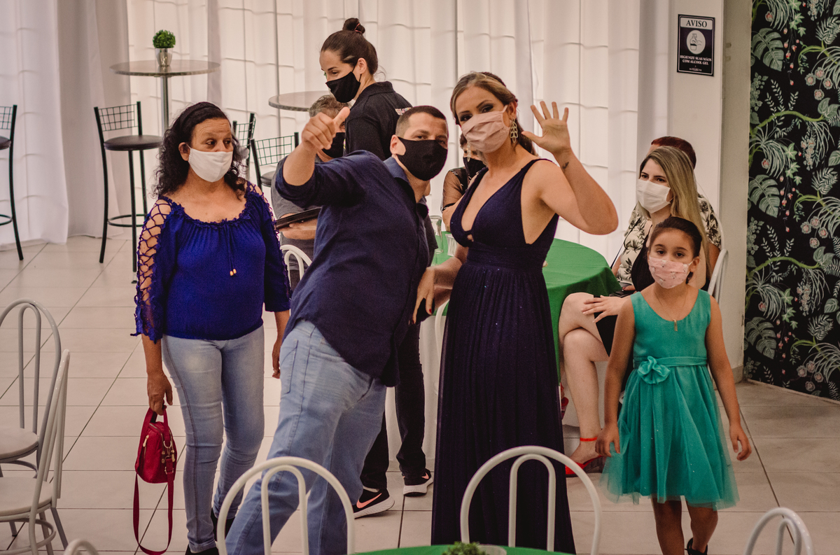 Fotógrafo de Formatura em São Leopoldo Festa de Formatura ideias de fotos de formatura formando em enfermagem graduado em enfermagem enfermeira canudo e capelo toga verde família de loucos