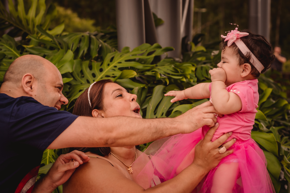 Book de Família em Canoas RS Fotógrafo de Família em São Leopoldo Fotos em família externo dia ensolarado dia nublado dia chuvoso capão do corvo parque getúlio vargas pais brincando com bebe