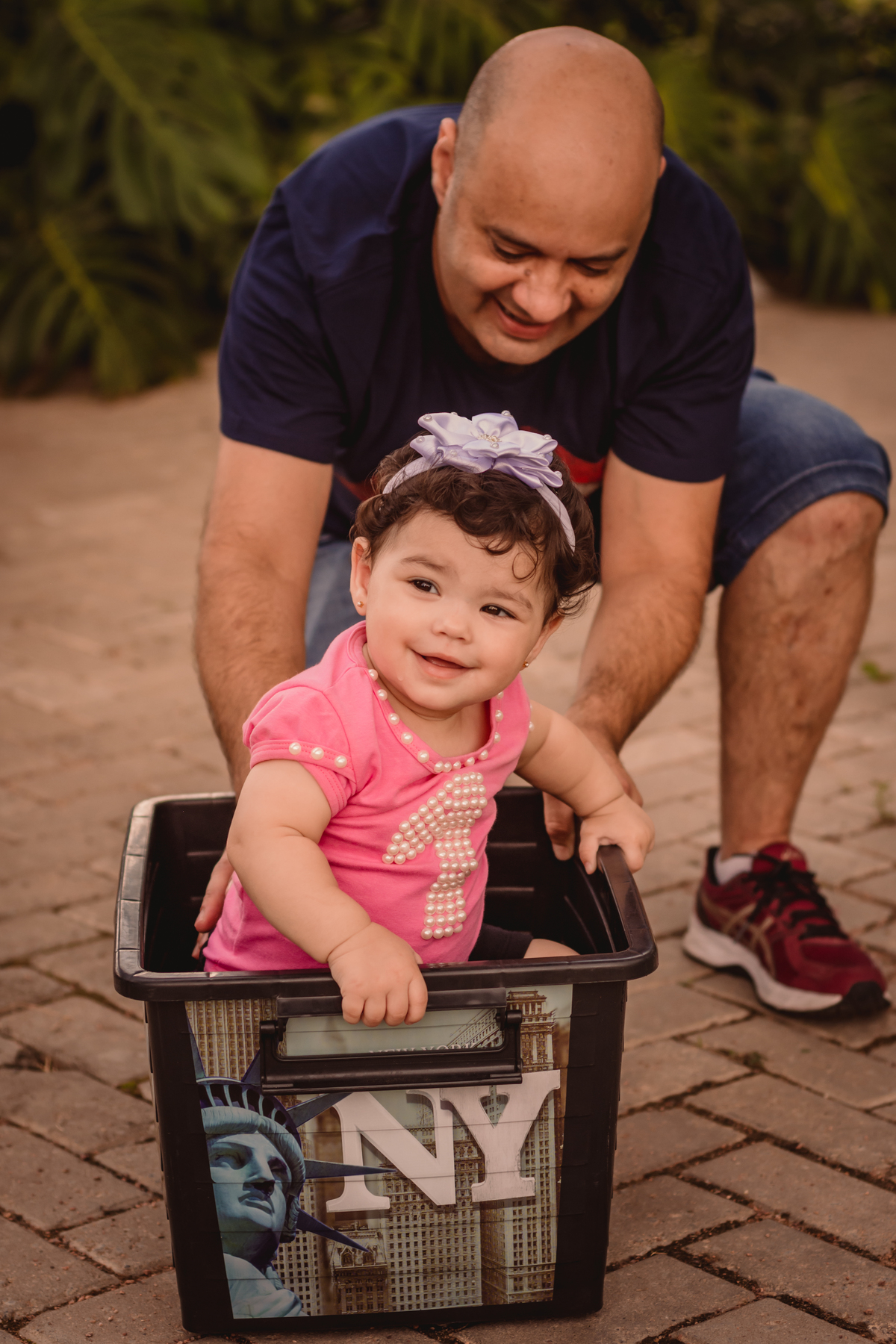 Book de Família em Canoas RS Fotógrafo de Família em São Leopoldo Fotos em família externo dia ensolarado dia nublado dia chuvoso capão do corvo parque getúlio vargas bebe brincando em caixinha