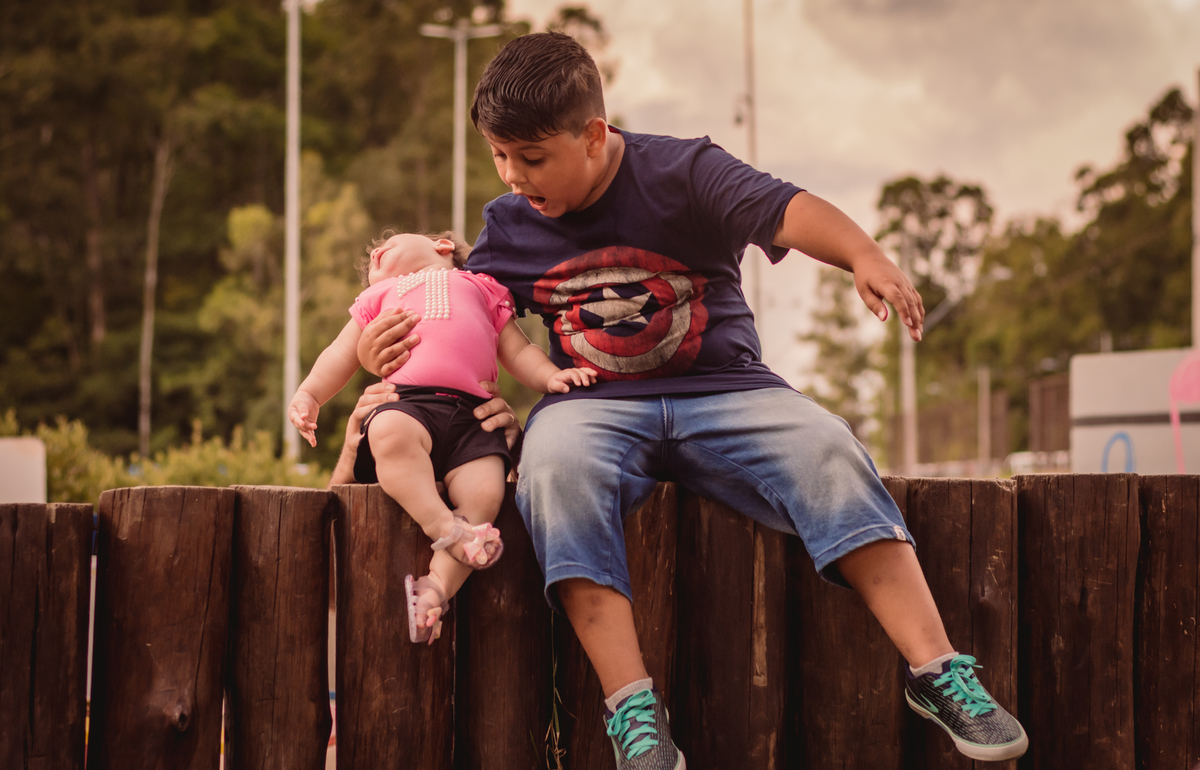 Book de Família em Canoas RS Fotógrafo de Família em São Leopoldo Fotos em família externo dia ensolarado dia nublado dia chuvoso capão do corvo parque getúlio vargas opa quase caiu mas papai segurou