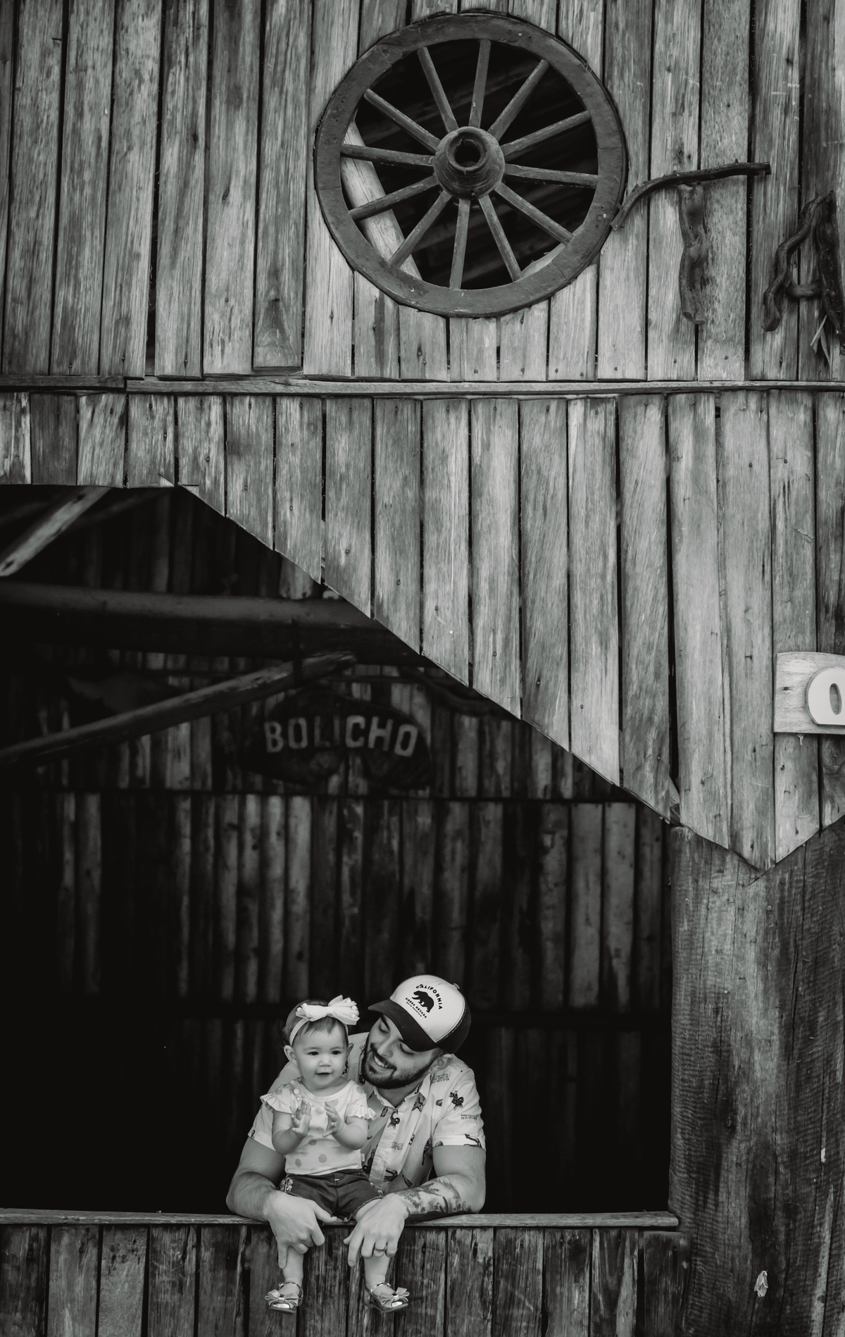 fotógrafo de família em são leopoldo fotografias de família fotos criativas de família no parque Instituto Estadual Parque do Trabalhador são leo rs dia ensolarado piquete menina pai mãe melhor fotógrafo de família pai e filha preto e branco