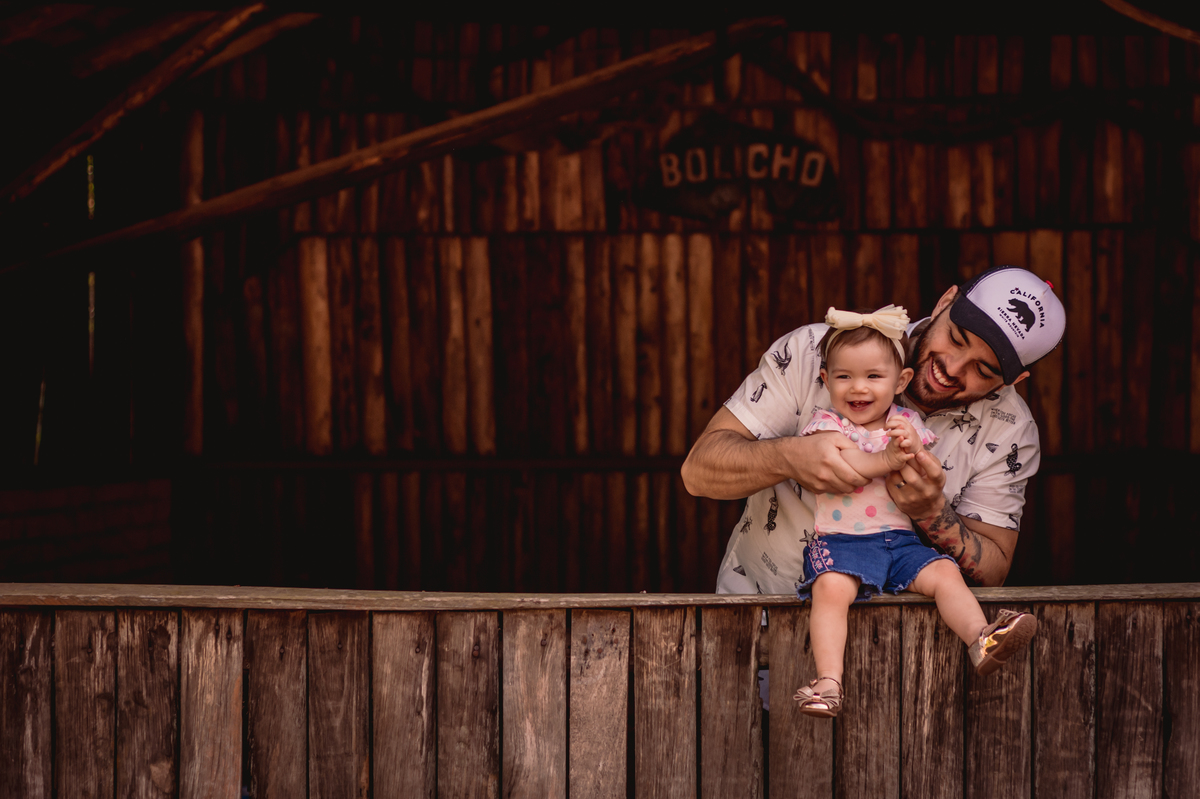 pai e filha fotógrafo de família em são leopoldo fotografias de família fotos criativas de família no parque Instituto Estadual Parque do Trabalhador são leo rs dia ensolarado piquete menina pai mãe melhor fotógrafo de família